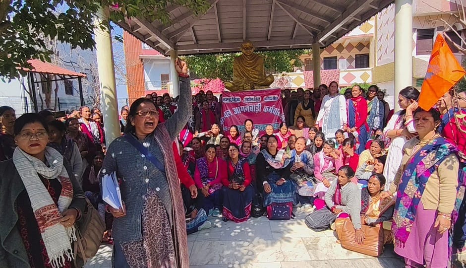 Employees protested and raised slogans against the government for their demands