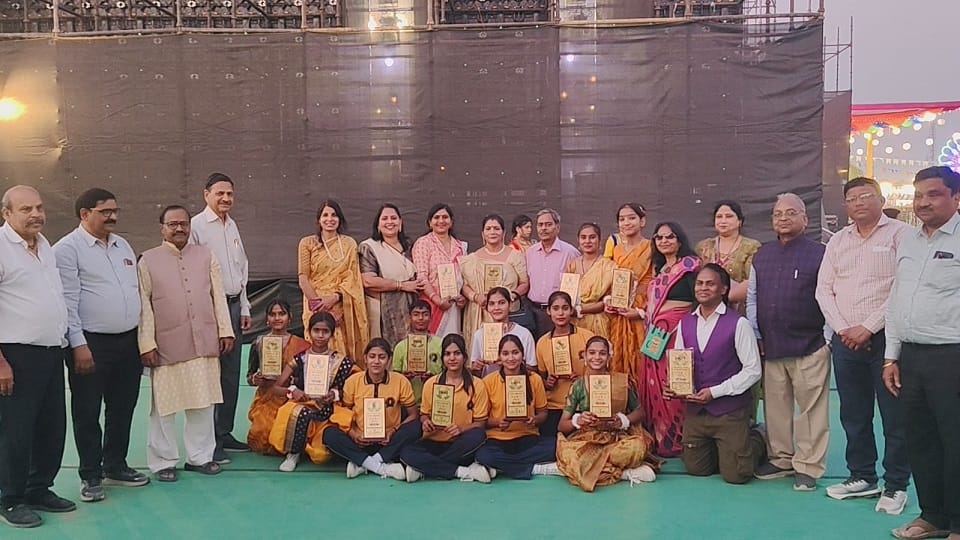 Indian Traditional Attire Show Shines at Taj Mahotsav Artists and Designers Felicitated in Agra