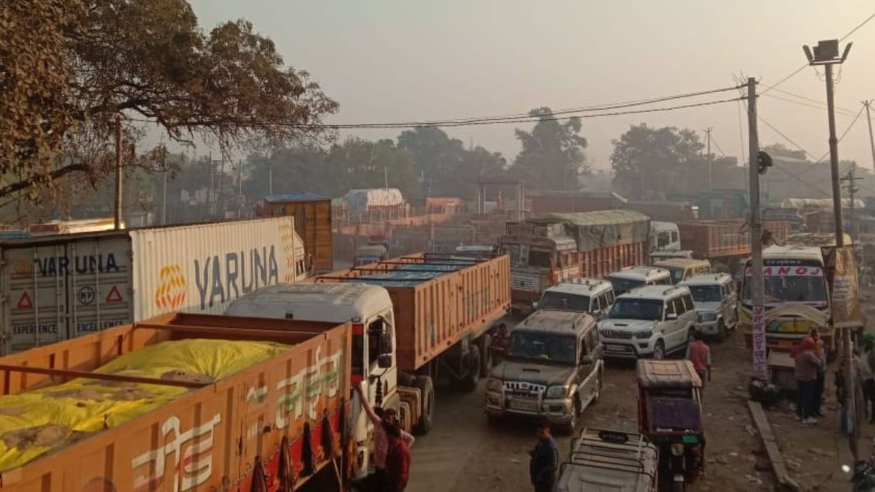 Crowds gathered at river ghat for tonsure ceremony halting traffic on roads in ballia