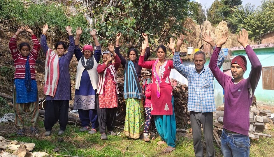 Women protest in Bednig: Protest against liquor shop, demand water and education