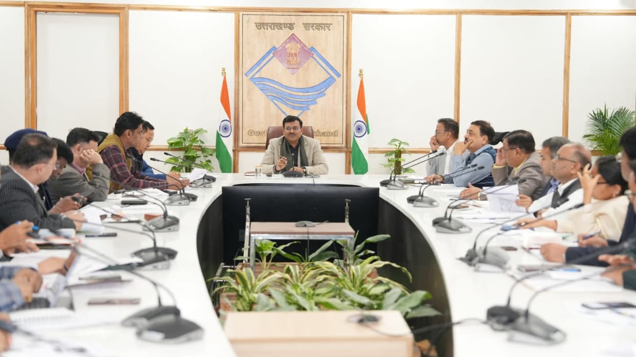 Chardham Yatra 2026 CS holds meeting Make arrangements to provide information on traffic jams social media