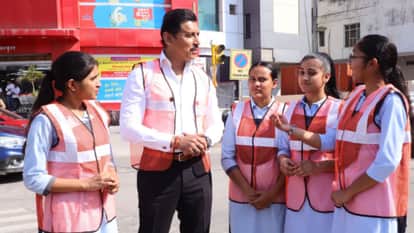 11th grade students manage traffic along with police in jhotwara Rajyavardhan Singh Rathore launched scheme