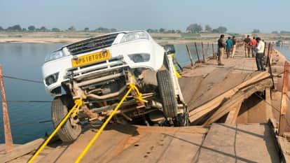 pickup truck full of cattle got stuck in Ghazipur after wooden beam of pontoon bridge broke