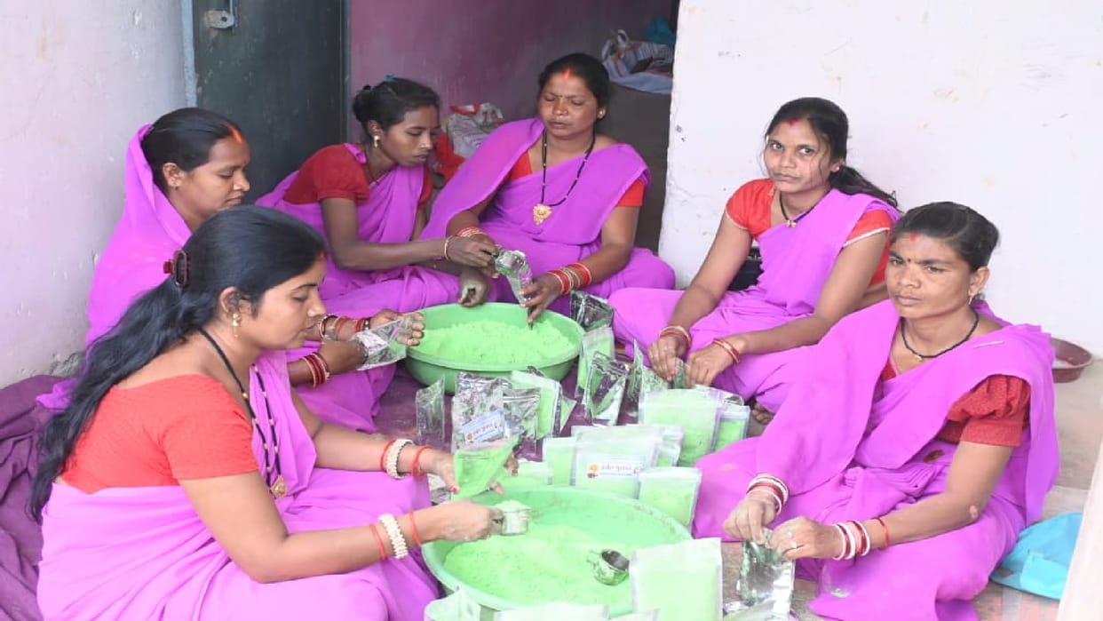 This time Holi will be decorated with natural colors, women of self-help groups are making herbal gulal