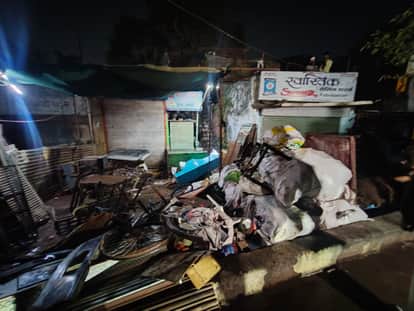 Indore: A scrap dealer was cutting a cylinder in Raoji Bazaar, gas spilled, causing breathing problems and pan