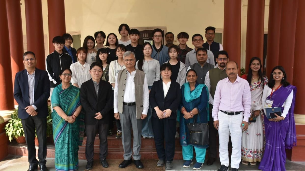 BHU education model in Japan 21 members of Toyo University learned Sanskrit in varanasi