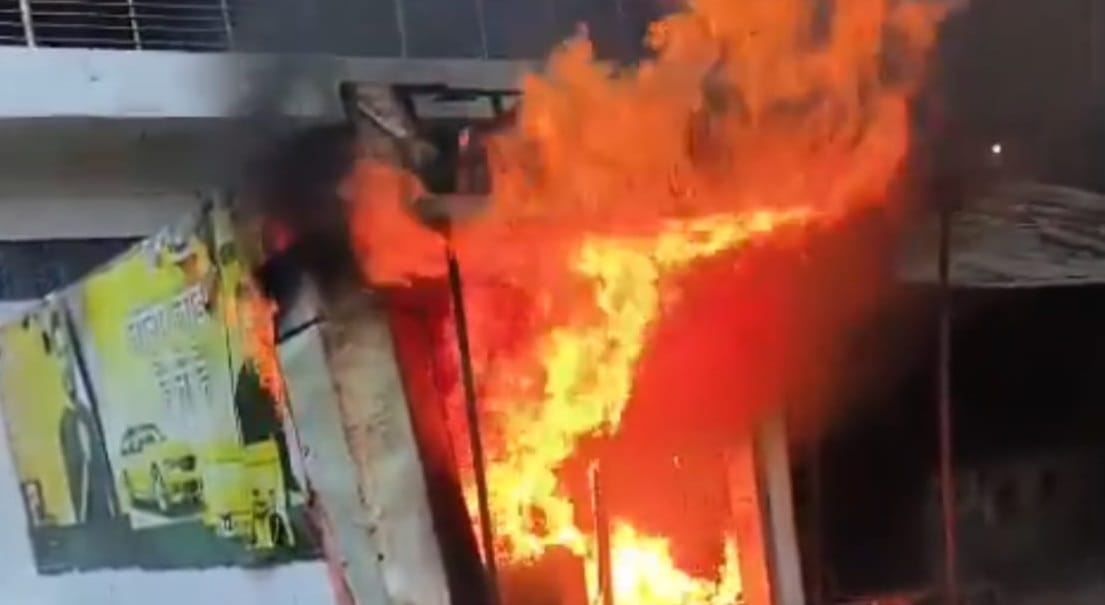 Fatehpur massive fire broke out in readymade garments shop goods worth lakhs were destroyed