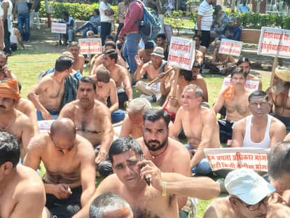Indore News: Now the Eastern Bypass is also being opposed, farmers protested half-naked at the Collector's off