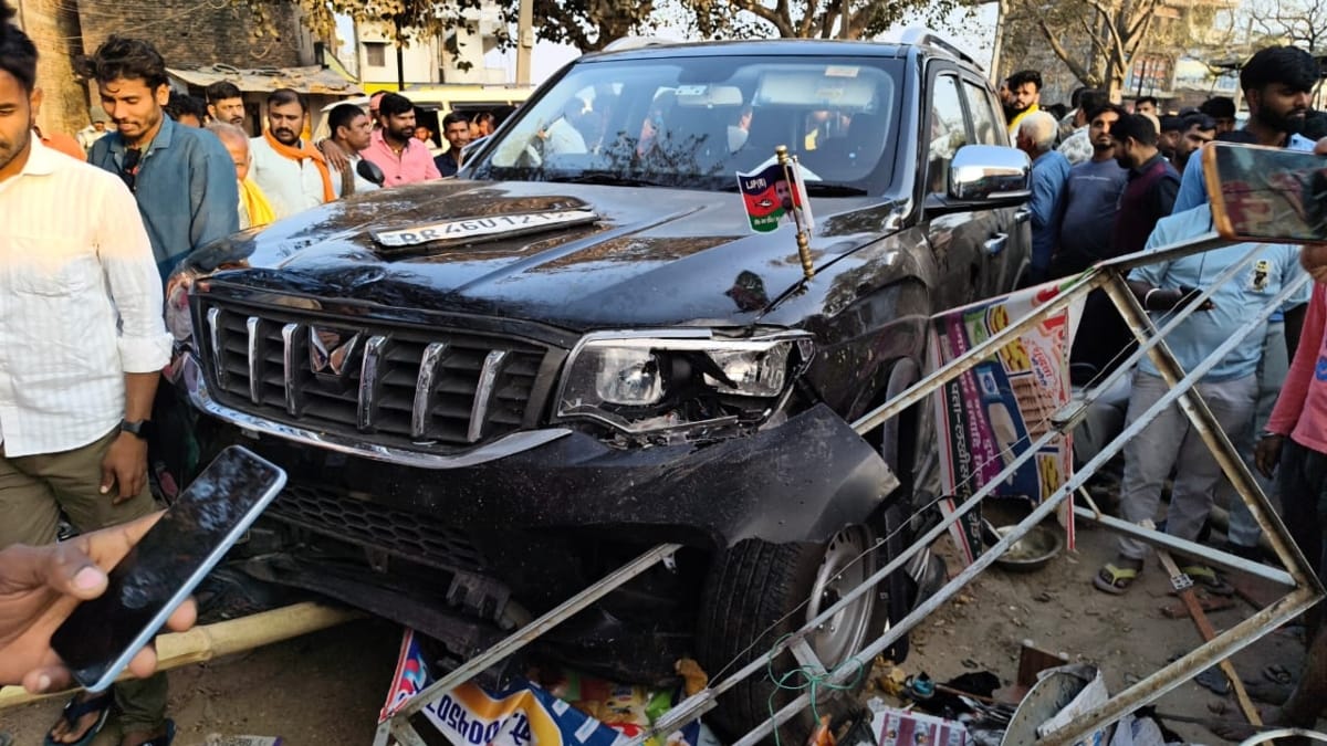 लोजपा आर का झंडा लगी गाड़ी