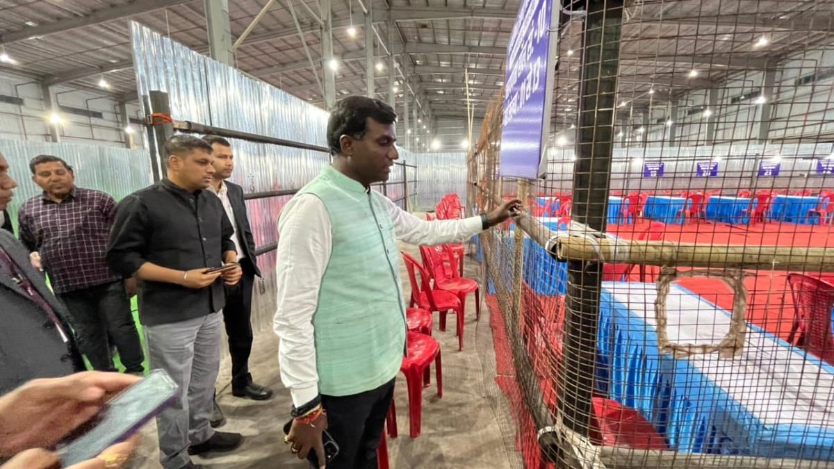 मतगणना स्थल का निरीक्षण करते डीसी