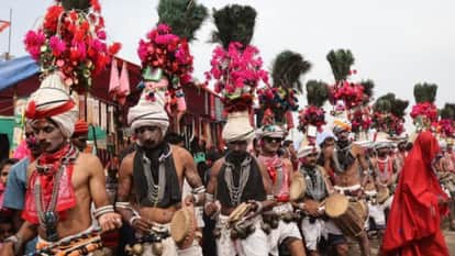 Khargone News: Bhagoria Haat Celebrated with Fervour in Dhulkot, Tribals Dance to Traditional Drum Beats