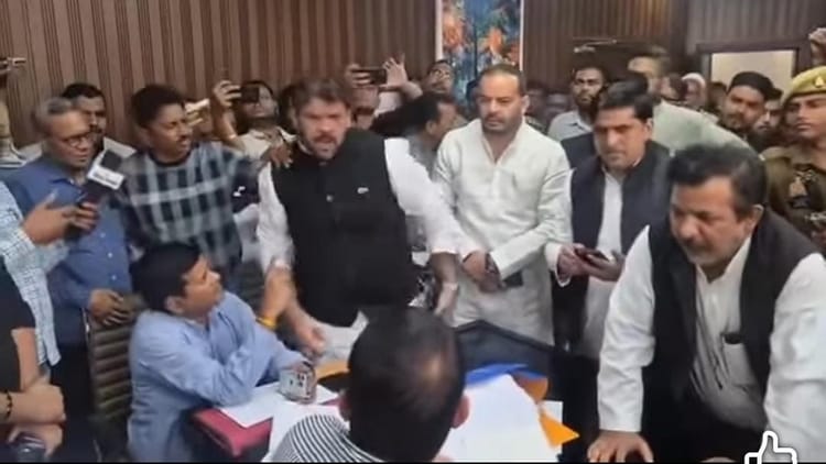 Aligarh News: नगर आयुक्त से अभद्रता, सपा नेता अज्जू इश्हाक सहित तीन नेताओं पर 10 धाराओं में रिपोर्ट दर्ज