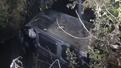 Kanpur: van full of passengers fell into an open drain, injuring three women