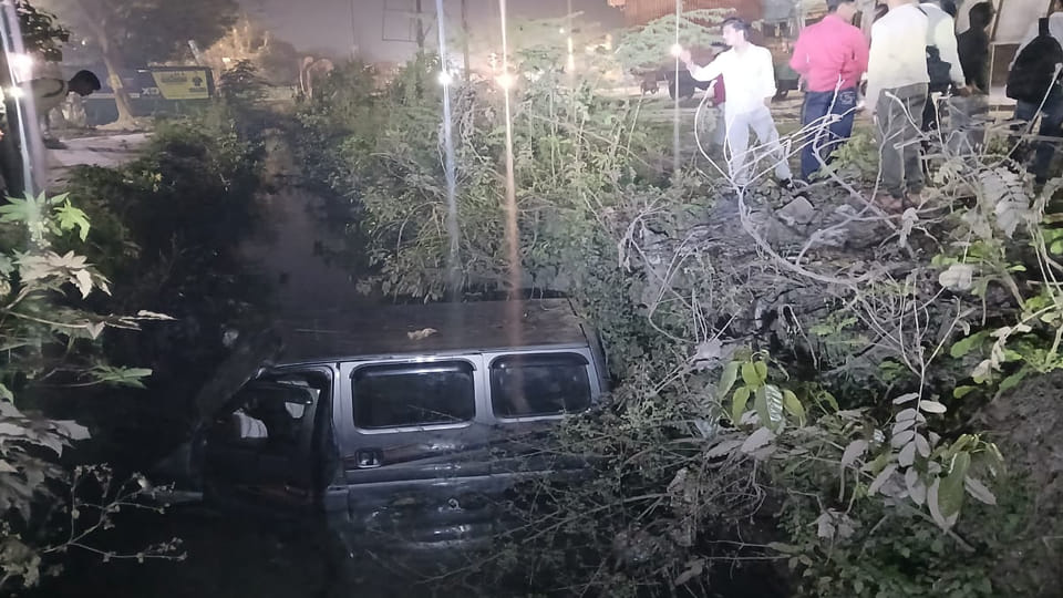 Kanpur: van full of passengers fell into an open drain, injuring three women