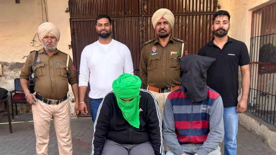 पुलिस हिरासत में आरोपी।