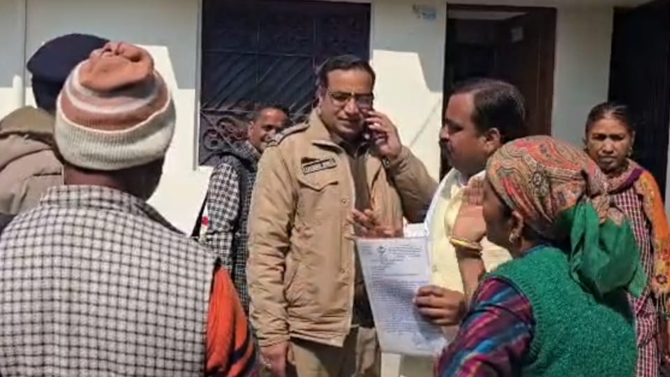 पूर्व विधायक भीम लाल आर्य को पुलिस ने रोका