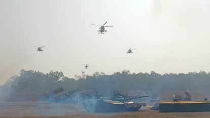 पठानकोट में सेना कार्यक्रम में वायु सेना दमखम दिखाती हुई।