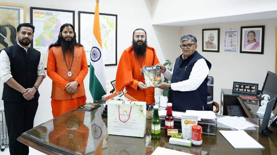 Saints of Divya Jyoti Jagriti Sansthan paid courtesy visit to Governor Gulab Chand Kataria