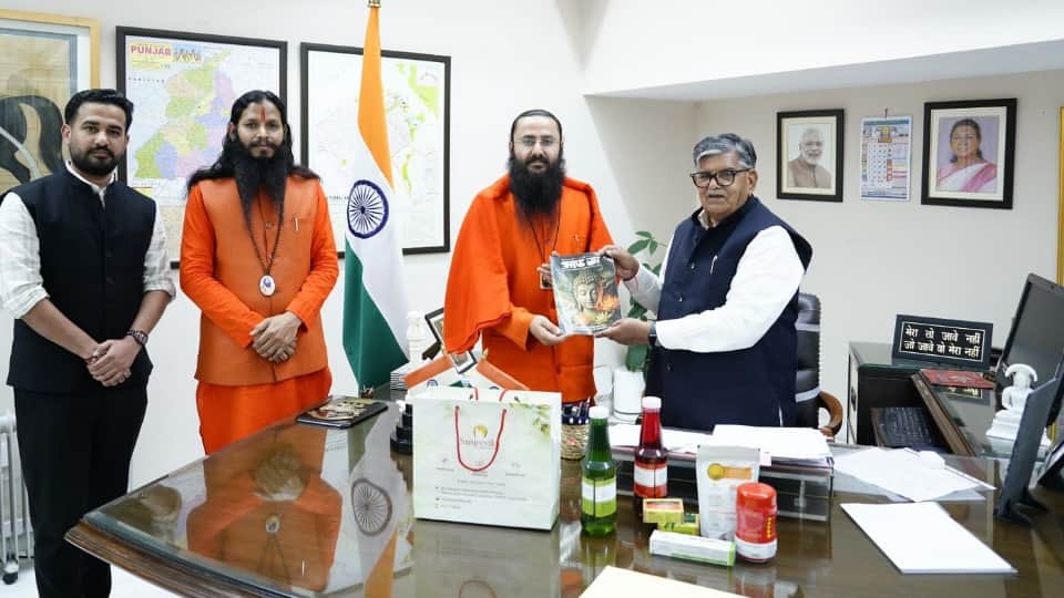 गवर्नर से मिले