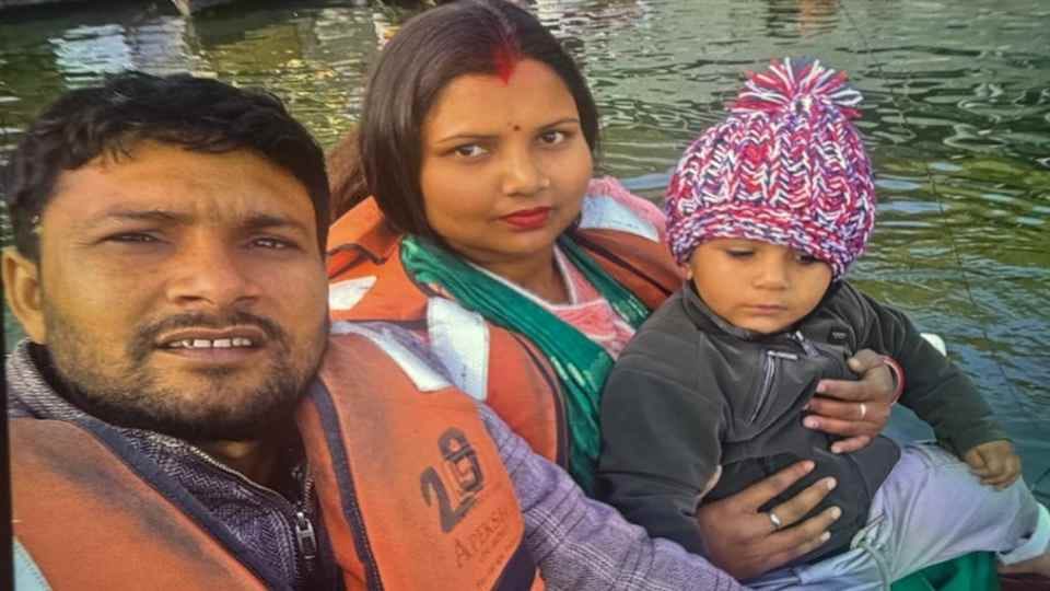 UP: नींद की गोलियां दीं, कार में आग लगाई, पानी में डुबोया फिर हथौड़े से मारा; इस कारण सिपाही मां-बेटे का कत्ल Husband murdered female constable and two-year-old son burned bodies after setting car on fire in rampur
