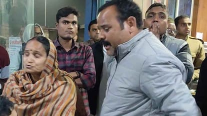 UP: नींद की गोलियां दीं, कार में आग लगाई, पानी में डुबोया फिर हथौड़े से मारा; इस कारण सिपाही मां-बेटे का कत्ल Husband murdered female constable and two-year-old son burned bodies after setting car on fire in rampur