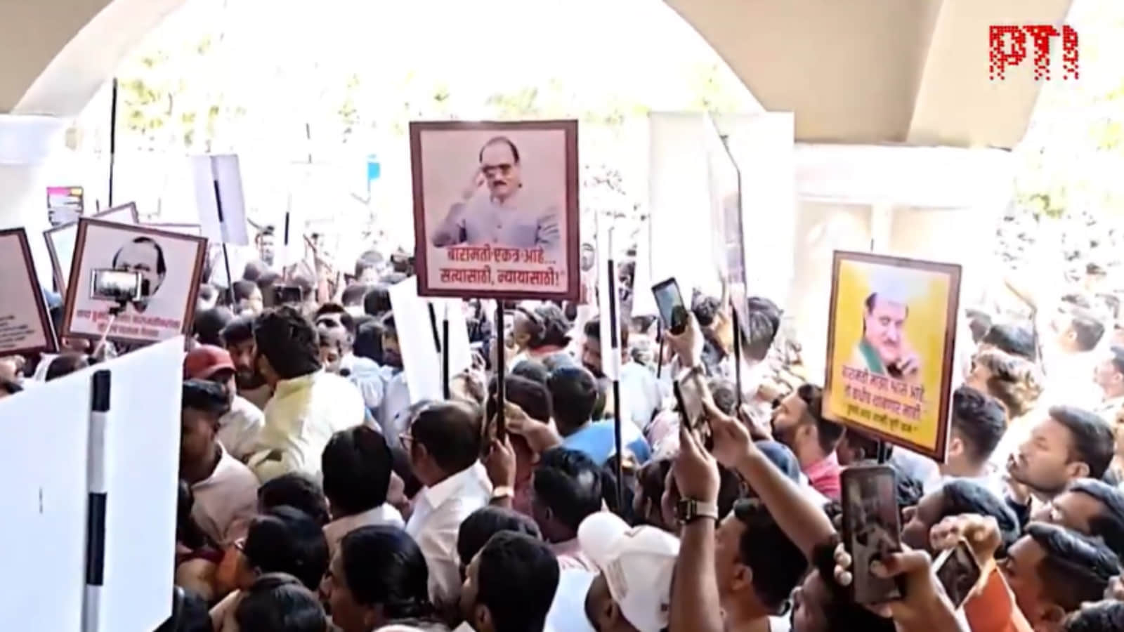 तालुका पुलिस स्टेशन के बाहर एनसीपी समथकों का जमावड़ा