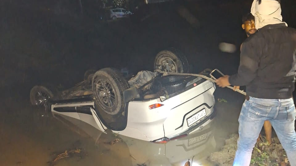 Hardoi: car carrying wedding guests lost control and fell into a pond, killing a young man