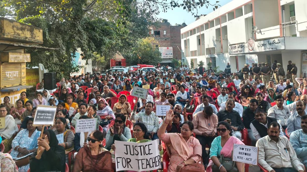 UP: Teachers protest against TET requirement, protest lasts for three hours