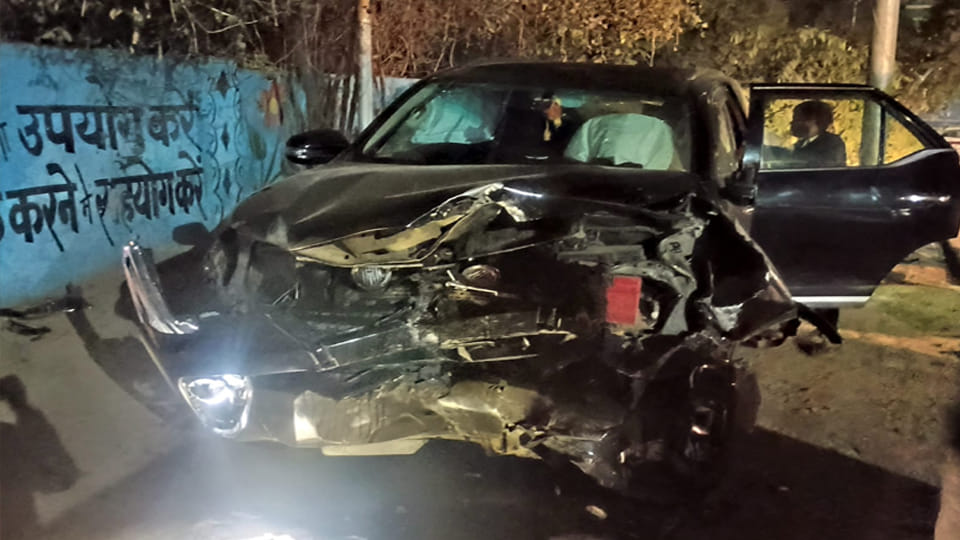Kanpur: BMW and Fortuner collided at 100 km/h, airbags deployed, passengers survived