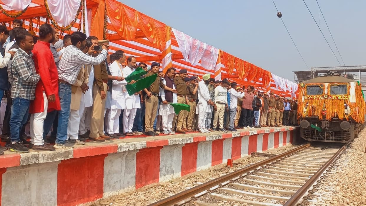 Purnagiri-Delhi Jan Shatabdi train starts halting at Majhola station in Pilibhit