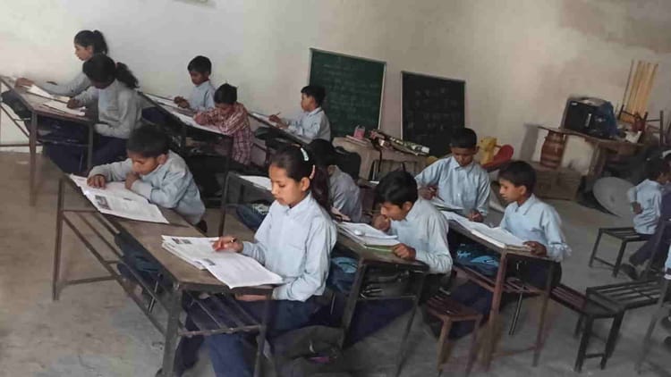 चकराता: कैसी है पाठशाला, बरातघर के एक कक्ष में चल रहा प्राथमिक स्कूल टुंगरौली, बरसात में टपकता है पानी