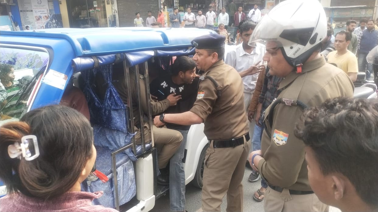 Rishikesh Two groups of drunk youths clash at Parshuram Chowk youth attacked with sticks stones