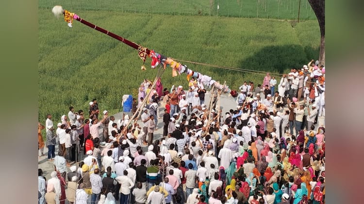 Jhande Ji Mela: देहरादून से पहले हरियाणा के अराईयांवाला में हुआ झंडे जी का आरोहण, जयकारों से निहाल हुई संगत