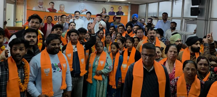 Uttarakhand: कांग्रेस और पूर्व बसपा अध्यक्ष के बेटे समेत अन्य दलों के सैकड़ों कार्यकर्ता भाजपा में शामिल