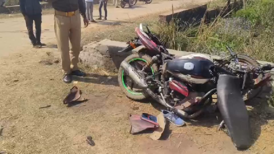 Three killed in bike-scooter collision Traveling from Noida to Sambhal to Collect Gas Cylinder
