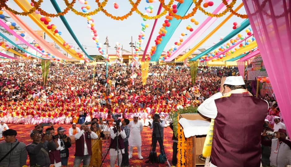 चंपावत में जनता का अभिवादन करते सीएम धामी।