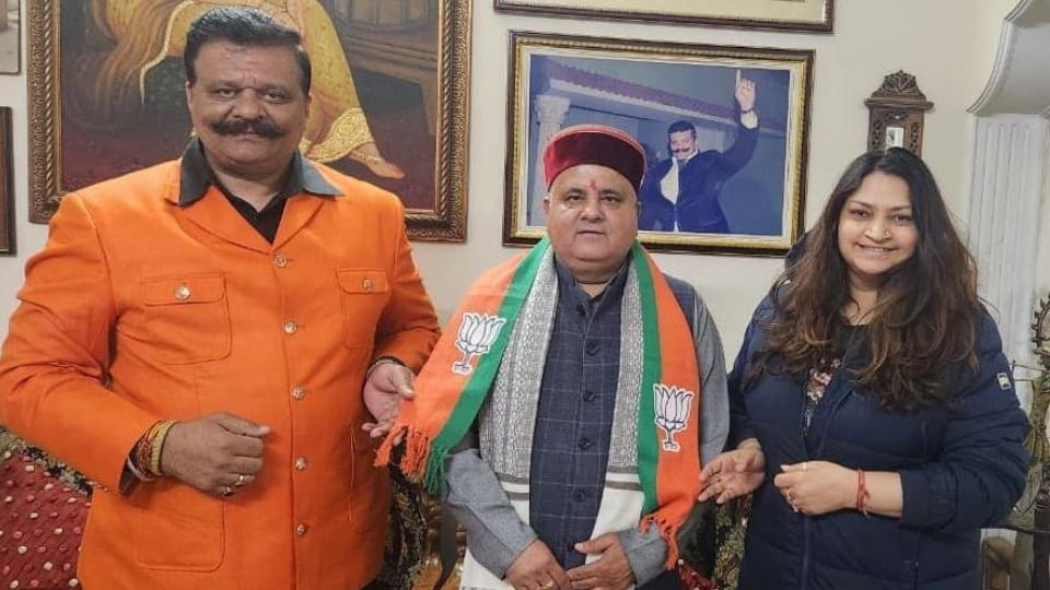 Roorkee News Mahendra Bhatt Meets Champion who shot to fame with his dance party sparks political uproar