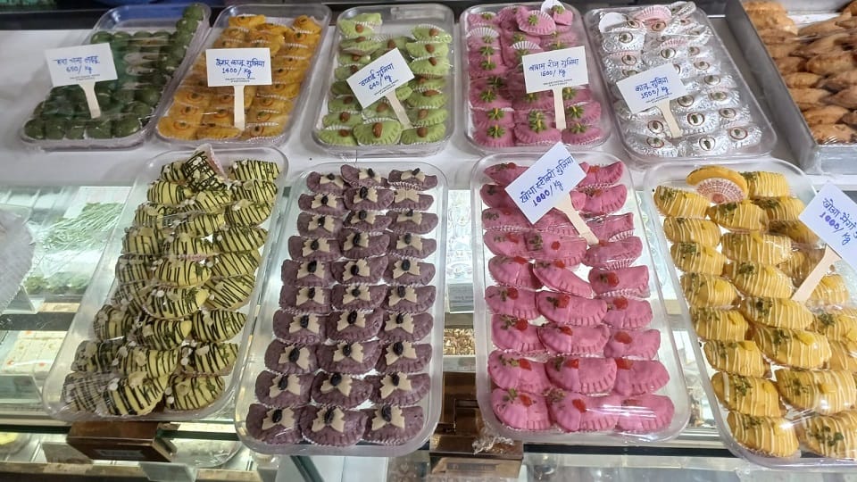 Holi Sweet Market Booms in Agra Premium Gujiyas Priced Up to 2000 Per Kg
