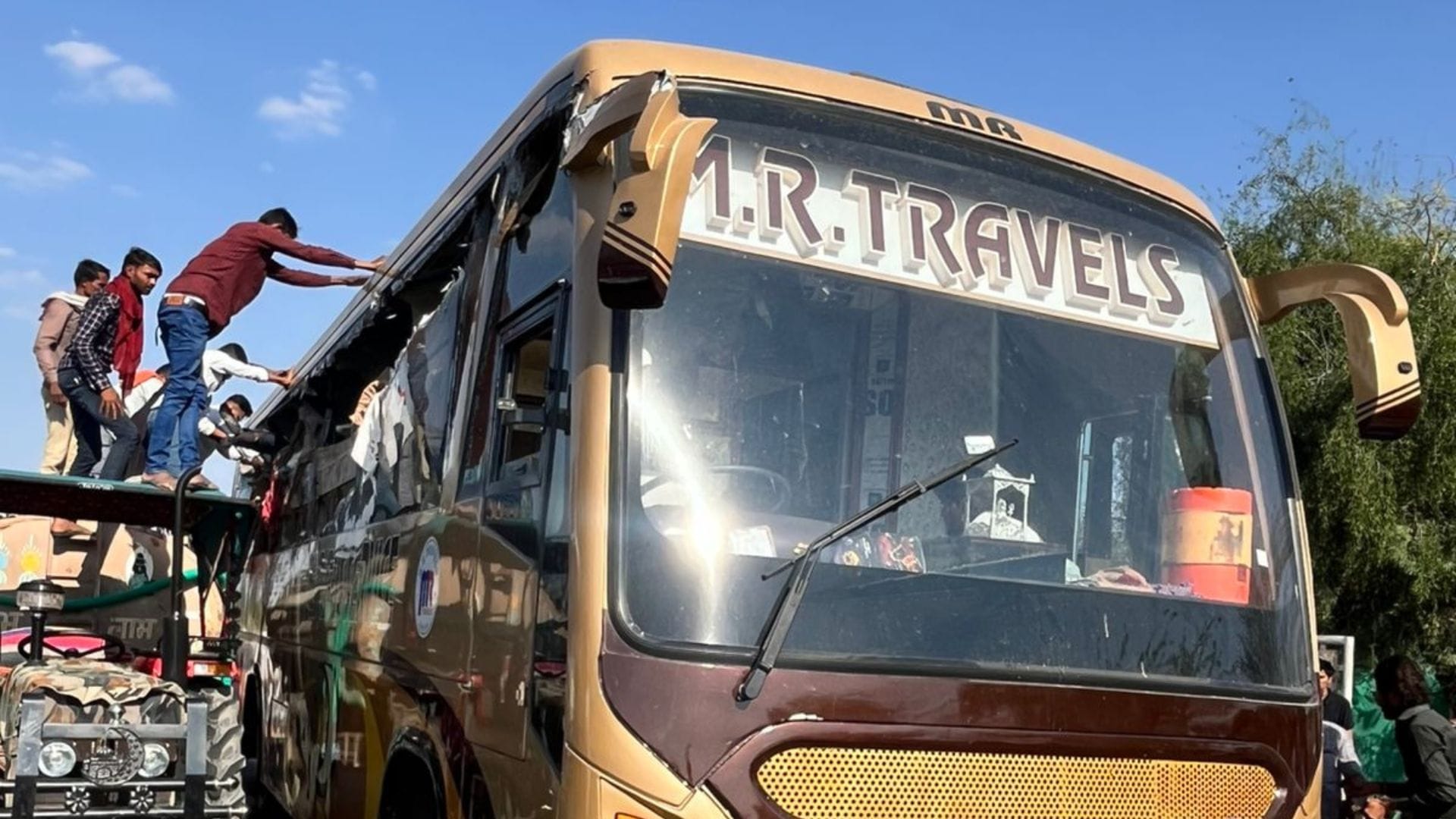 हादसे की शिकार बस