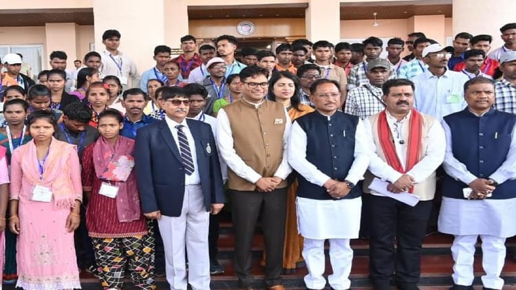 Raipur News: मुख्यधारा की ओर बढ़े 120 पुनर्वासित युवा, विधानसभा में समझी लोकतांत्रिक व्यवस्था