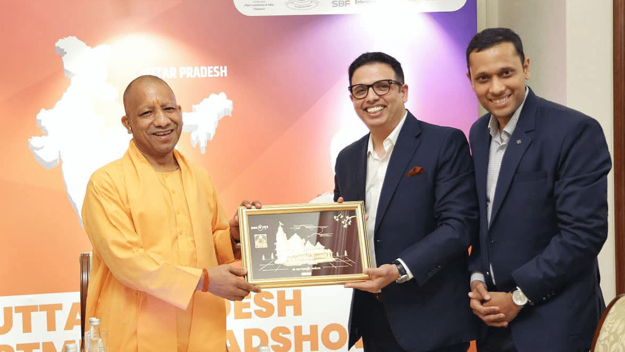 सीएम योगी से मिलते 1-OAK के प्रबंध निदेशक अमृतांशु रॉय व अन्य।