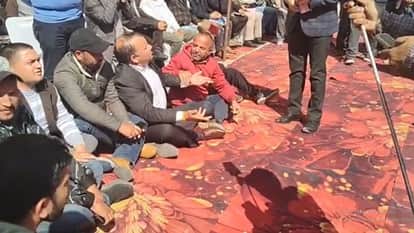 MLA Dr Janak raj suddenly arrived at sarkar gaon ke dwar program and sat on the ground in front of stage