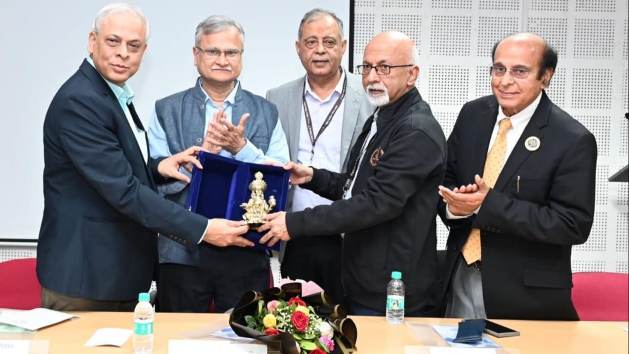 Golden Jubilee Meet IIT alumni donated Rs 57 lakh 85 students from 1976 batch joined BHU in varanasi