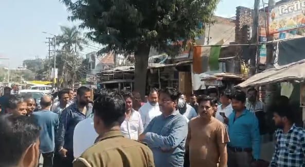 Kanpur Hotel employee hanged herself from fan with help of scarf the operator broke gate and found the body
