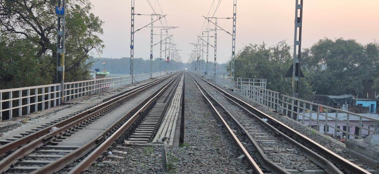 गंगा नदी पुल के डाउन ट्रैक की मरम्मत