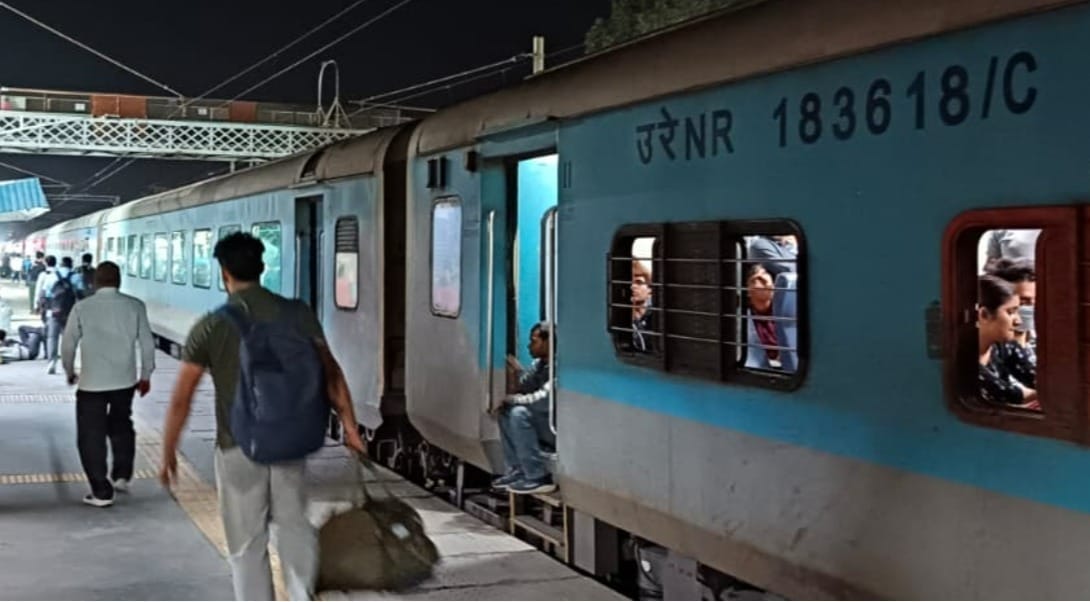 Etawah Signal failure between Ikdil and Bharthana several trains stranded passengers problems increased