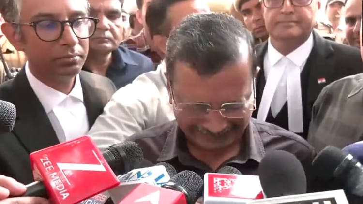 Delhi Excise Policy Case:कोर्ट के फैसले के बाद भावुक हुए केजरीवाल, पत्नी ने कह- सच की हमेशा जीत होती है – Court Acquits Arvind Kejriwal, Manish Sisodia Of Charges In Delhi Liquor Policy Scam