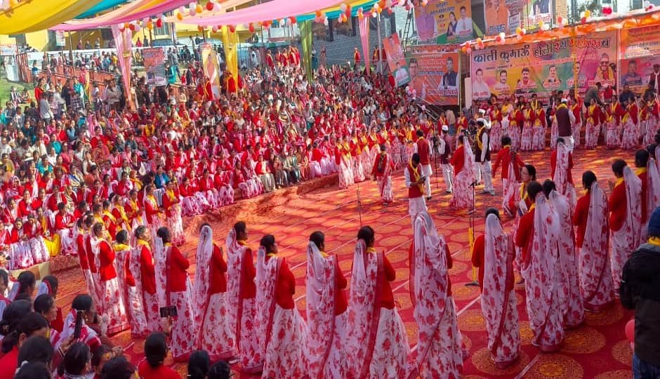 लोहाघाट में होली रंग महोत्सव के शुभारंभ पर होली का गायन करती महिलाएं।