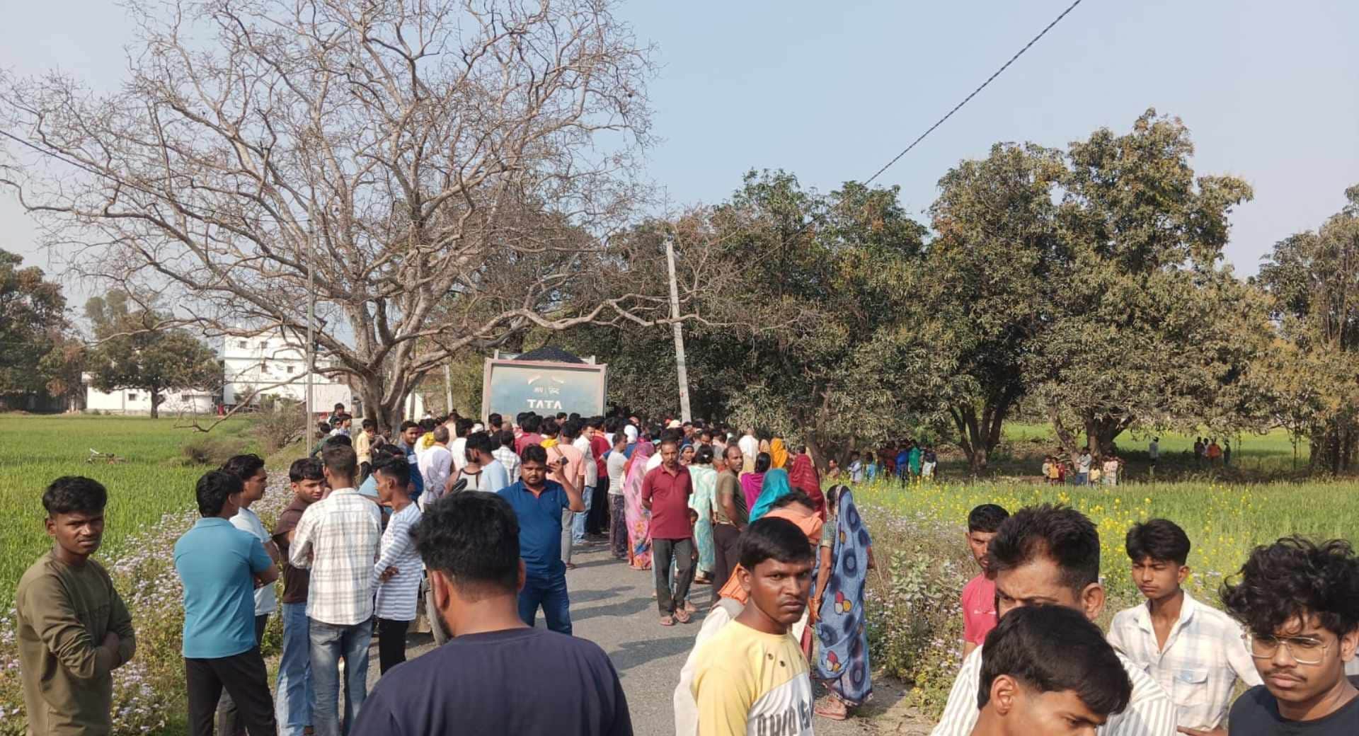 मौके पर मौजूद लोग