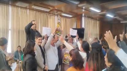 Shimla MC monthly meeting turned chaotic over the issue of extending the tenure of Mayor and Deputy Mayor